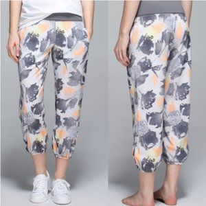 Lululemon Om Pant Mini Art Pop White Multi Slate size 4